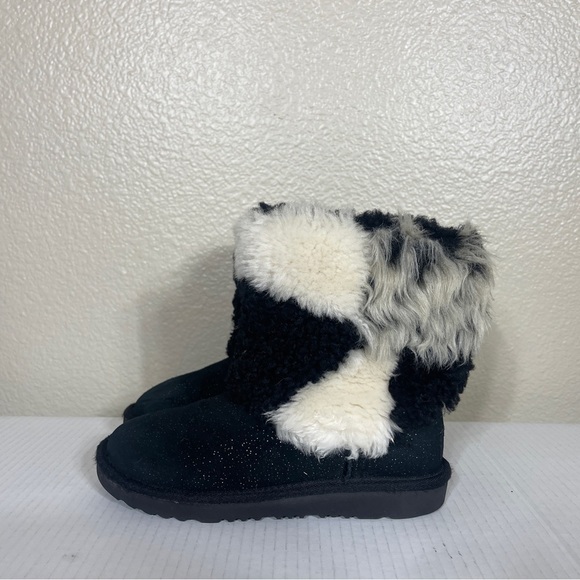 UGG‎ Classic Short Patchwork Fluff Boot Black Youth Size 2 - Picture 2 of 8